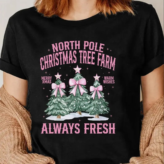 Directional Christmas, A Round-Neck T-Shirt With Three Christmas Trees And Bow Prints In English, Perfect For Casual Sportswear.